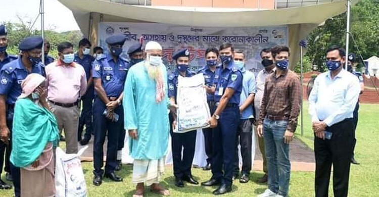 কুষ্টিয়ায় দুইশ পরিবারকে ঈদ উপহার দিলেন এসপি খায়রুল