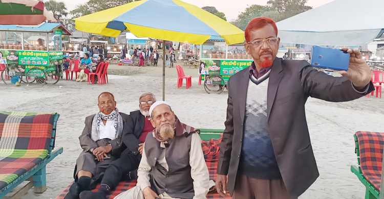 ভালোবাসা দিবসে কুয়াকাটার সৈকতে মানিকগঞ্জের ষাটোর্ধ্ব চার বন্ধু