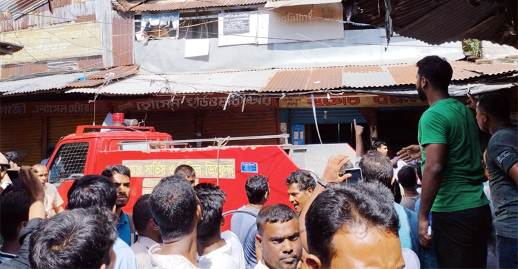 খুলনার বড় বাজারে আগুন, ৬ প্রতিষ্ঠান পুড়ে ছাই