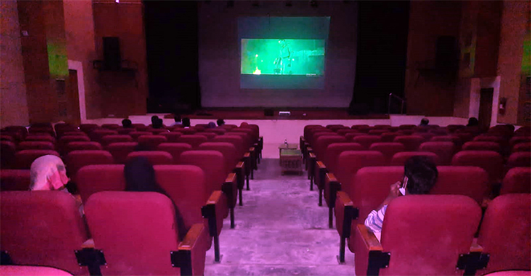 খুঁড়িয়ে চলছে কিশোরগঞ্জ শিল্পকলার চলচ্চিত্র উৎসব