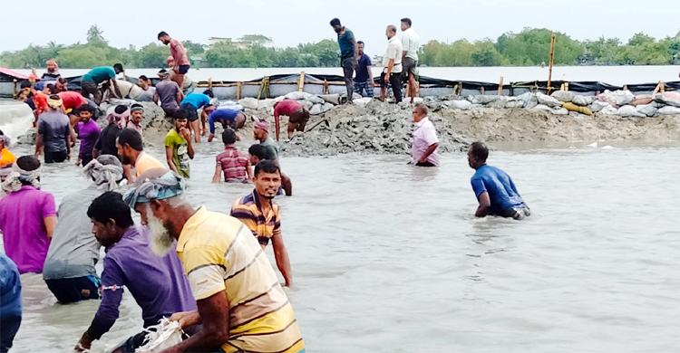 তলিয়ে যেতে পারে কয়রা, আতংকে উপজেলাবাসী