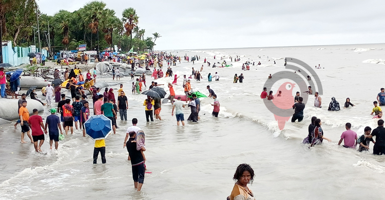 ছুটির দিনে কুয়াকাটায় পর্যটকের ভিড়