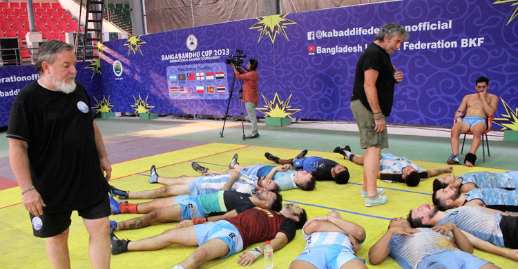 কেন তাদের গায়ে মেসি-মার্টিনেজদের জার্সি?