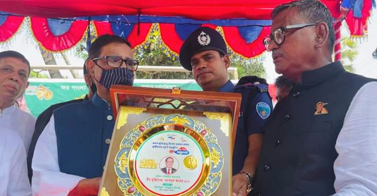 ওবায়দুল কাদেরকে ‘বীর-৭১’ স্বর্ণপদক দিলেন কাদের মির্জা