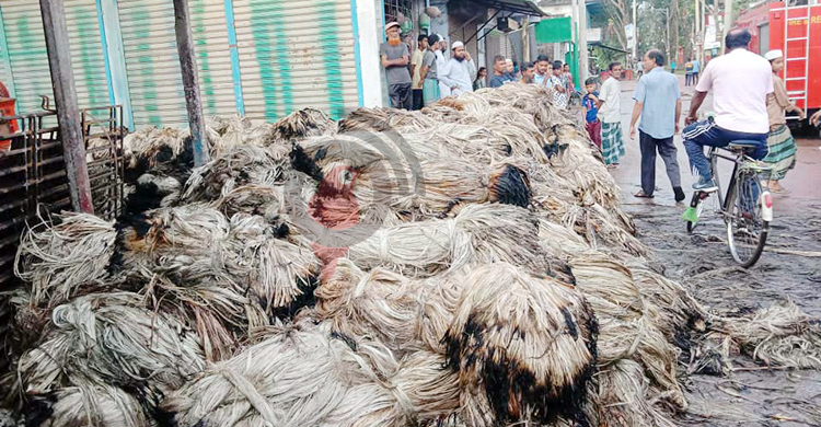 গাজীপুরে পাটের গুদামে আগুন