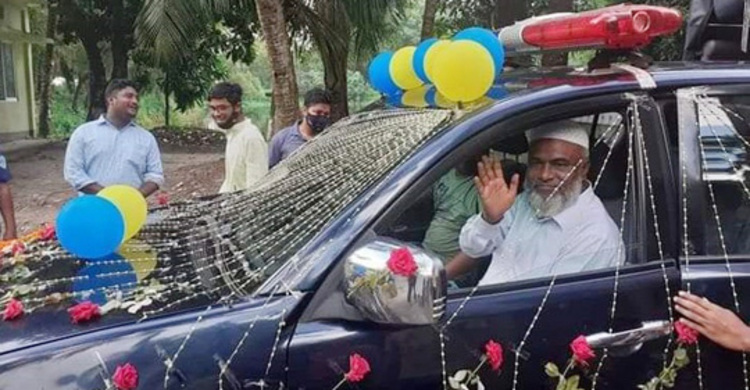 বিদায়ী কনস্টেবলকে ফুলসজ্জিত গাড়িতে বাড়ি পাঠালেন সহকর্মীরা
