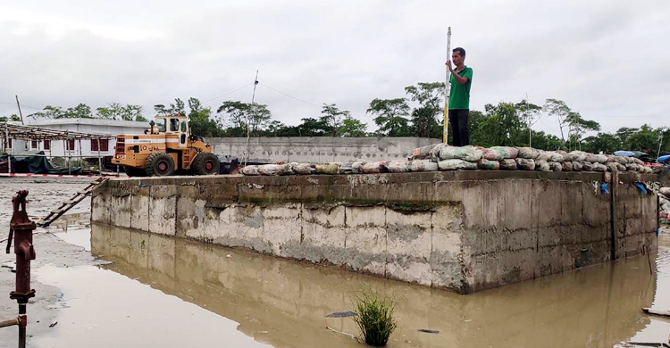গভীর রাতে হঠাৎ পানির ট্যাংকিটি ভূমির উপরে উঠে এলো