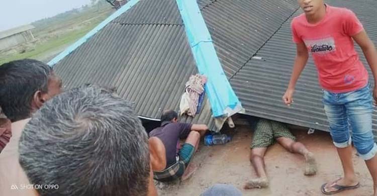 সাতক্ষীরায় কালবৈশাখী ঝড়ে বিধ্বস্ত ঘরবাড়ি