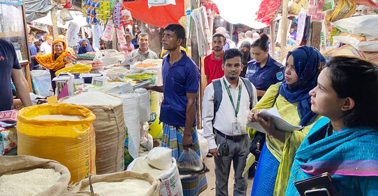 প্লাস্টিকের বস্তায় চাল, ৪ ব্যবসায়ীকে ১৪ হাজার টাকা জরিমানা