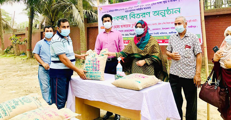 কৃষি প্রণোদনা পেলেন শতাধিক কৃষক