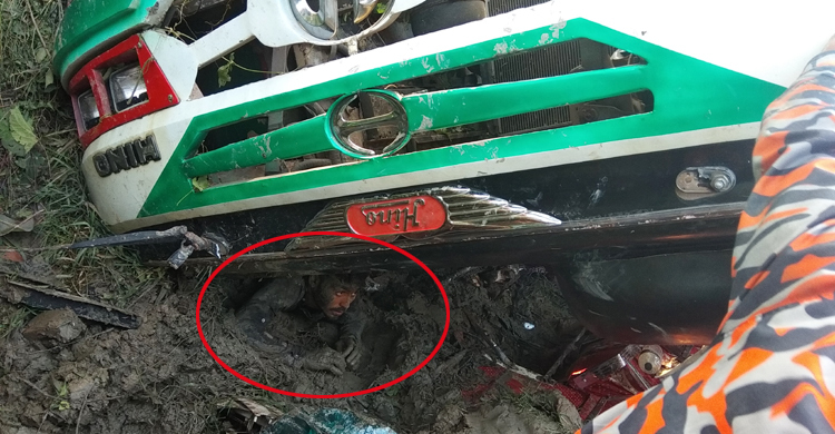 বাসের নিচ থেকে দেড় ঘণ্টা পর জীবিত উদ্ধার
