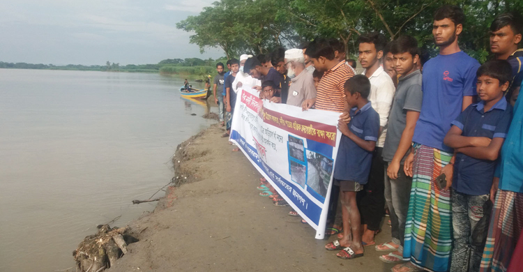 আড়িয়াল খাঁ নদের ভাঙন রোধে ব্যবস্থা নেয়ার দাবি এলাকাবাসীর