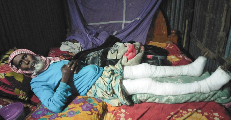 হাতুড়ি দিয়ে পিটিয়ে ভেঙে দেয়া হলো বৃদ্ধের দুই পা