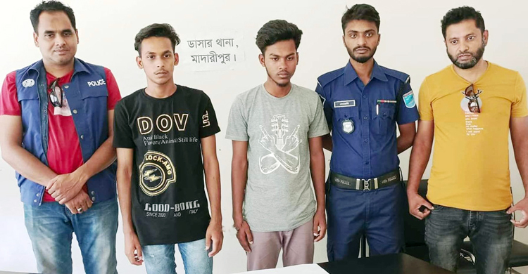 মাদারীপুরে দেশীয় অস্ত্রসহ দুই যুবক আটক