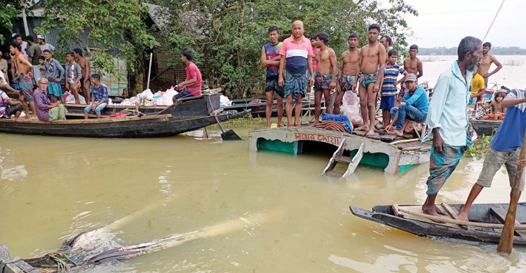 নেত্রকোনায় ত্রাণবাহী ট্রলারডুবি, ৯৯৯-এ ফোনে উদ্ধার