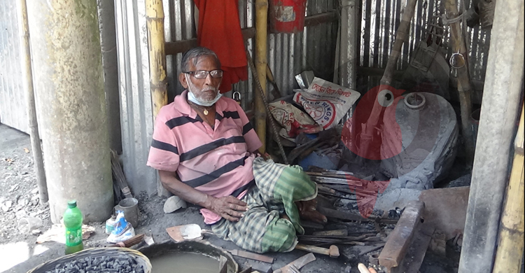 এবার ঈদে ব্যস্ততা নেই রাজবাড়ীর কামারপট্টিতে