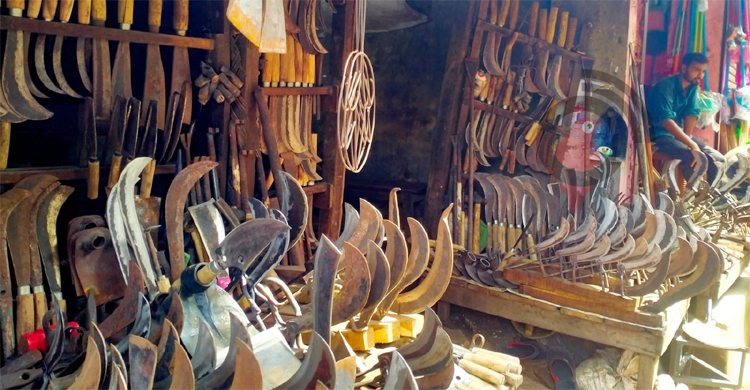 কোরবানির আশায় থাকেন মিরসরাইয়ের কামাররা