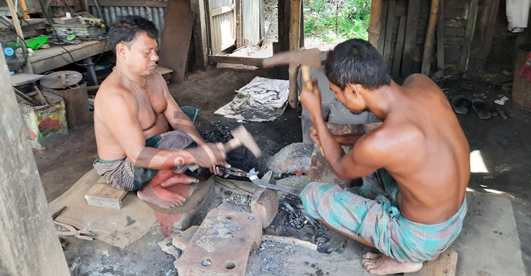 চিরচেনা সেই ব্যস্ততা নেই চাঁদপুরের কামারশালায়