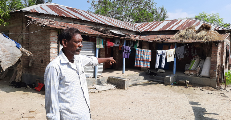 নিজের ভিটেবাড়ি ছাড়তে চান না স্বরজিৎ