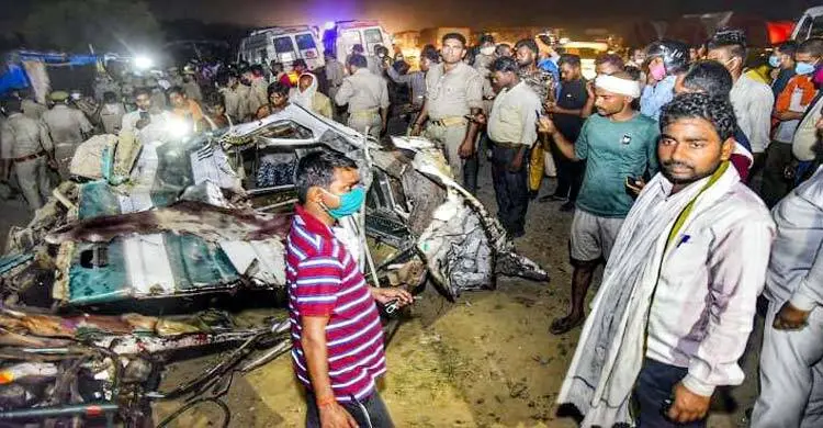 কানপুরে মিনিবাস দুর্ঘটনায় নিহত ১৭