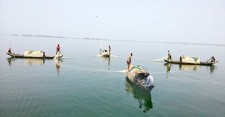 কাপ্তাই হ্রদে মধ্যরাত থেকে মাছ শিকারে নিষেধাজ্ঞা