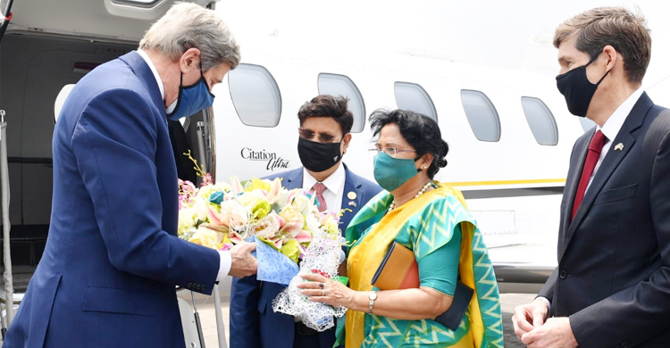 প্রধানমন্ত্রীকে আমন্ত্রণ জানাতে ঢাকায় জন কেরি