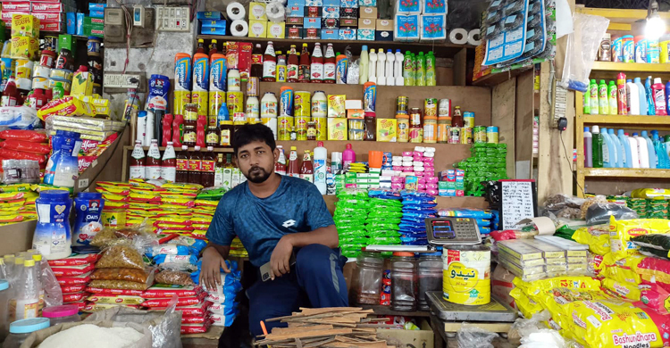 সংসার টানতে হিমশিম, কেনাকাটায় হিসাবি ক্রেতা