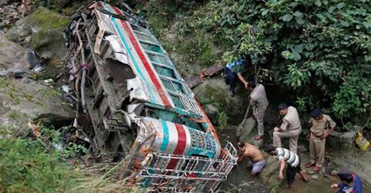 কাশ্মীরে বাস দুর্ঘটনায় নিহত ১৬