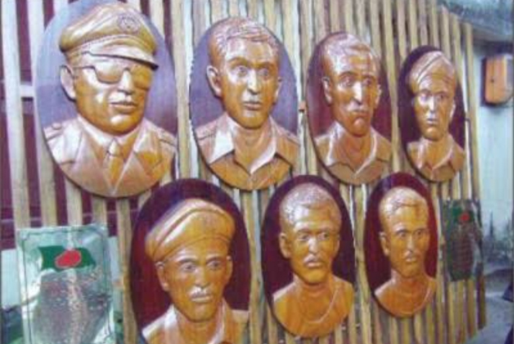 ১৭ বছর ধরে গাছের গুঁড়ি দিয়ে ভাস্কর্য বানাচ্ছেন লতিফ