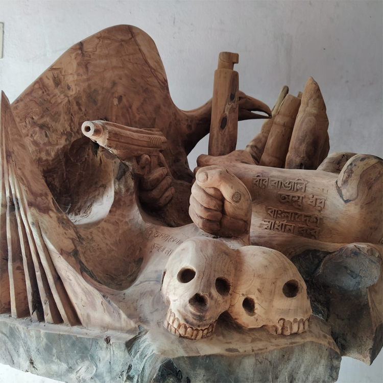 ১৭ বছর ধরে গাছের গুঁড়ি দিয়ে ভাস্কর্য বানাচ্ছেন লতিফ