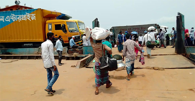 ফেরি চালু হতেই কাঁঠালবাড়িতে ভিড়ছেন ঢাকামুখীরা