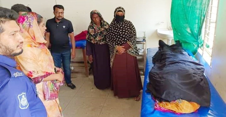 ছোট মেয়েকে নিয়ে স্কুলে মা, ঘরের আড়ায় ঝুলছিল কিশোরী