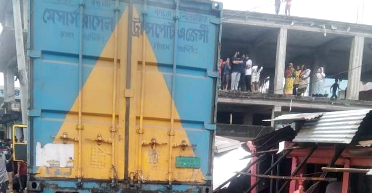 খাবার হোটেলে ঢুকে পড়ল কাভার্ডভ্যান, প্রাণ গেল পথচারীর