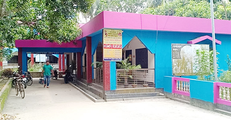 ভোটে হেরে পরিষদের আসবাবপত্র বাড়ি নিলেন চেয়ারম্যান