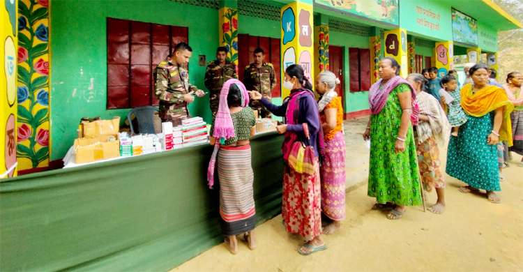 পাহাড়ের ৪৫০ অসহায় পেলেন সেনাবাহিনীর চিকিৎসা সেবা