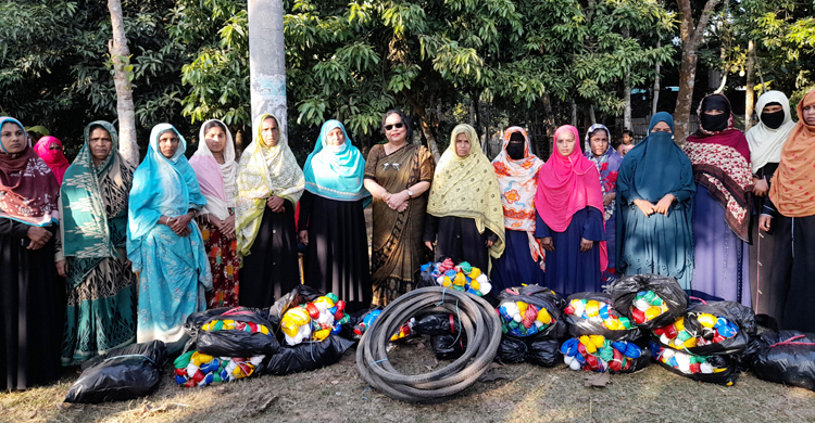 পাহাড়ের সুবিধাবঞ্চিত ২০ নারী পেলেন মোড়া তৈরির উপকরণ