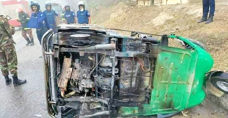 খাগড়াছড়িতে সড়ক অবরোধ, সিএনজি-মোটরসাইকেলে আগুন