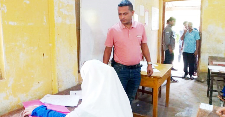 হাসপাতালে মায়ের মরদেহ রেখে পরীক্ষা দিলো সুমাইয়া