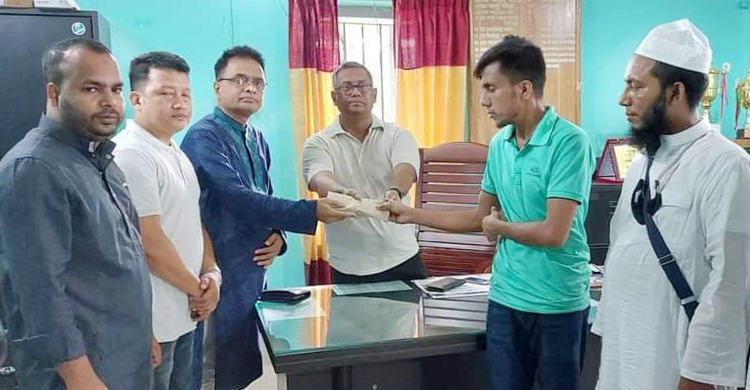 খাগড়াছড়িতে পার্কিংশেড ধসে নিহতের পরিবার পেল আর্থিক সহায়তা