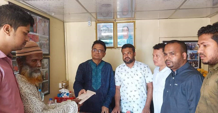 খাগড়াছড়িতে পার্কিংশেড ধসে নিহতের পরিবার পেল আর্থিক সহায়তা