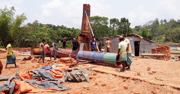 হাইকোর্টের নির্দেশে খাগড়াছড়ির ৬ ইটভাটা গুড়িয়ে দিলো প্রশাসন