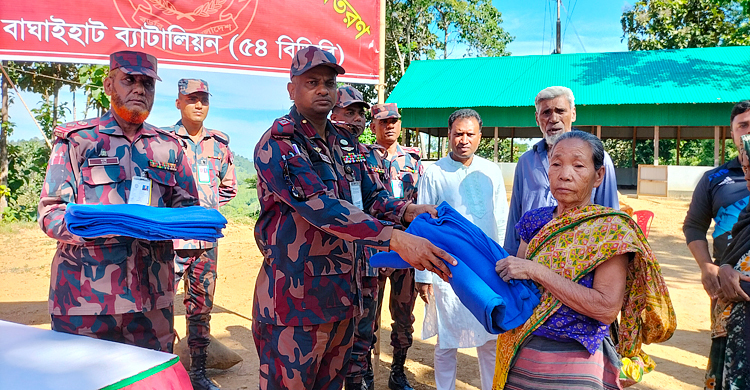 সাজেকে বিজিবির শীতবস্ত্র ও ওষুধ বিতরণ