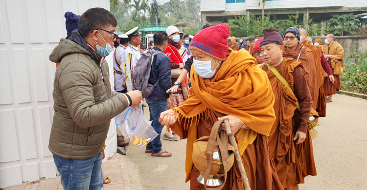 খাগড়াছড়িতে হাজারো ভিক্ষুকে পিণ্ড দান