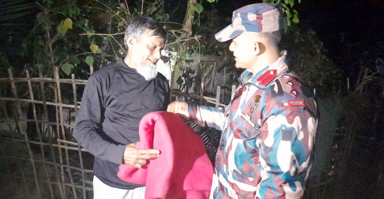 রামগড়ে কম্বল নিয়ে শীতার্তদের পাশে বিজিবি