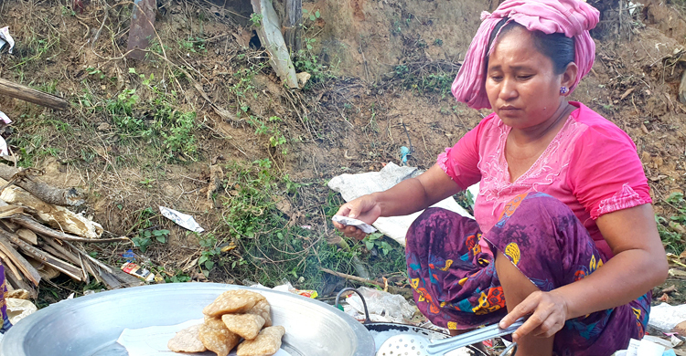 পাহাড়ে অনন্য স্বাদের পিঠা ‘ছেছমা’