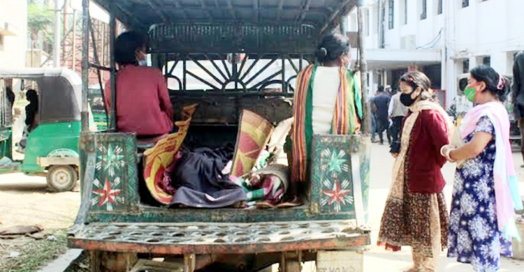 ৬০ ফুট গভীর খাদে চাঁদের গাড়ি, নিহত ২