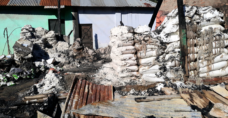 চা দোকানের আগুনে ১০ দোকান পুড়ে ছাই