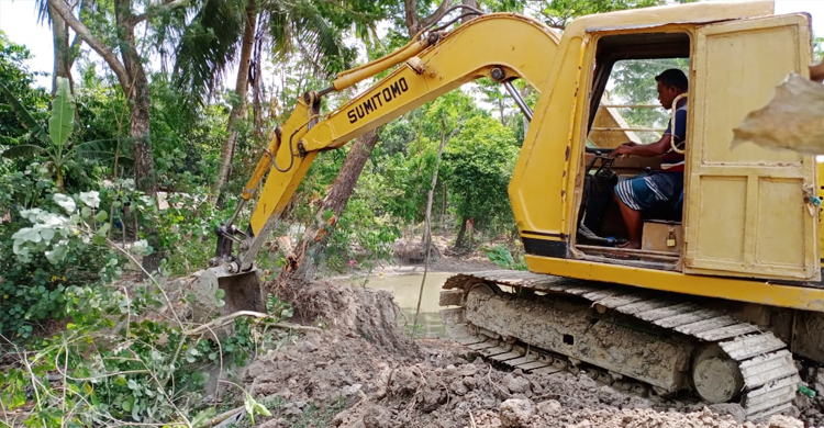 সরকারি খালে বাঁধ দিয়ে মাছ চাষ, ১০ বছর পর দখলমুক্ত