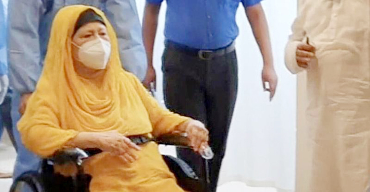 টিকা নিতে হাসপাতালে খালেদা জিয়া