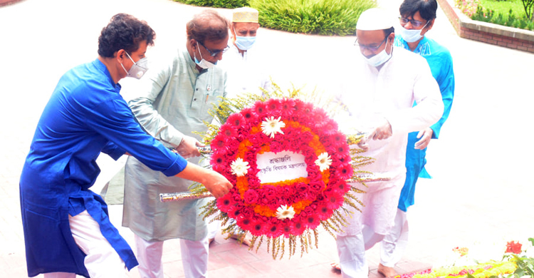 জাতীয় কবির সমাধিতে সংস্কৃতি প্রতিমন্ত্রীর শ্রদ্ধার্ঘ্য অর্পণ